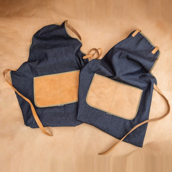 Delantal de tela de jeans con cuero